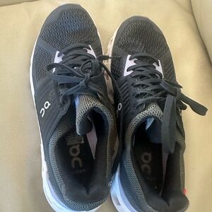 Women’s on cloudtec shoes size 6.5